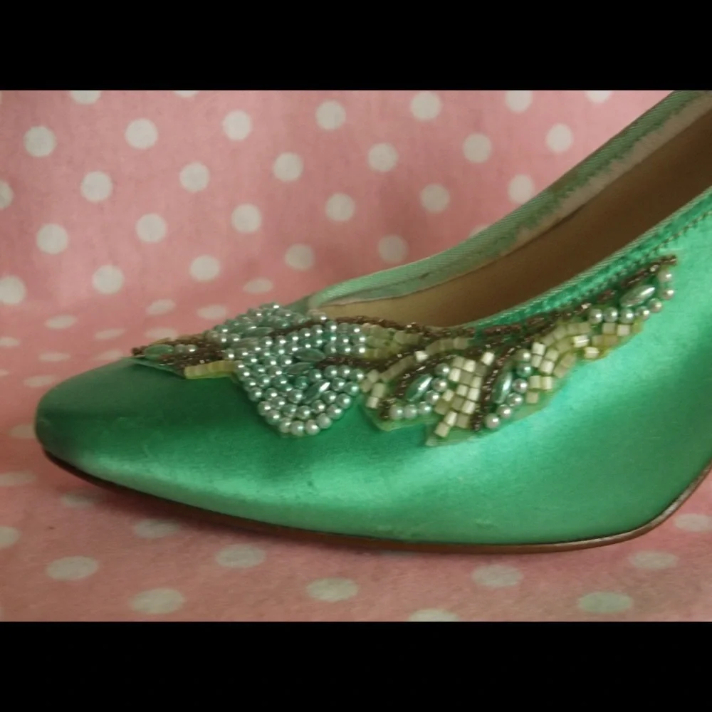 Vtg “Dyeable”green heels beaded detail 5 1/2 B